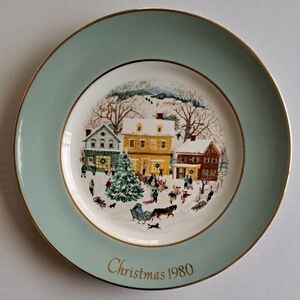 Vintage Avon 1980 8-3/4" "Country Christmas" Gold Trim Plate Wedgwood England